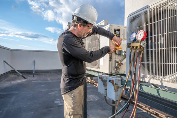 técnico instalando sistema de aire acondicionado industrial en nave de Barcelona