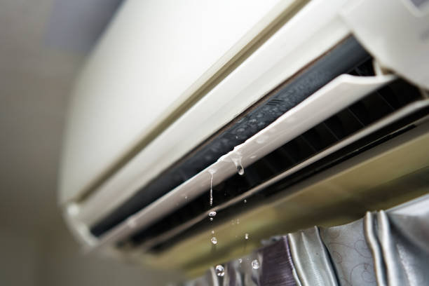 unidad interior de aire acondicionado goteando agua por avería