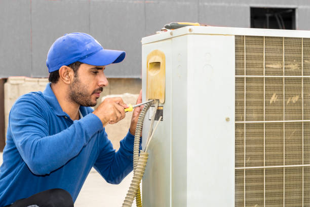 técnico reparando unidad exterior de aire acondicionado que no funciona en Barcelona