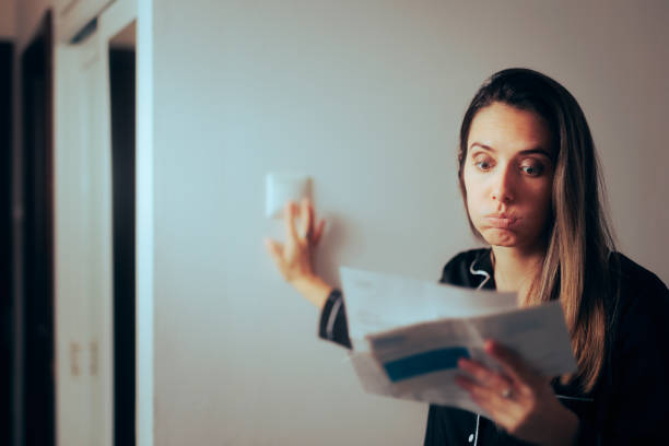 mujer sorprendida por la factura de la luz antes de revisar el aire acondicionado