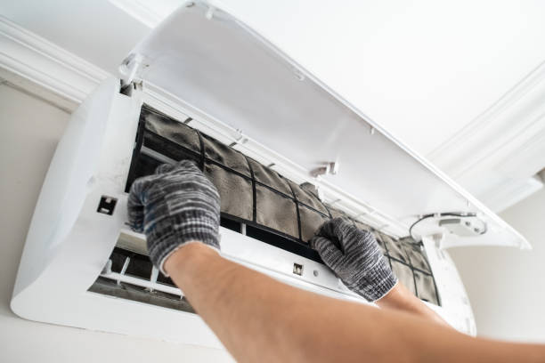 técnico revisando filtros sucios de aire acondicionado durante revisión en Barcelona