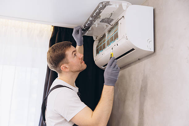técnico realizando revisión de aire acondicionado en Barcelona abriendo unidad interior