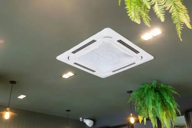 aire acondicionado cassette de 4 vias instalado en techo de local comercial en Barcelona