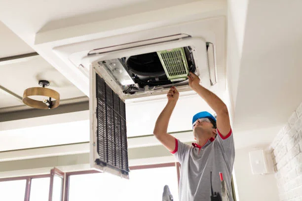 tecnico instalando cassette aire acondicionado empotrado en techo en Barcelona